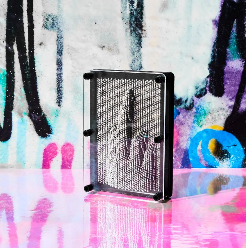 Pin art 3D interattiva con spille in metallo che consentono di inserirci le forme di proprio gradimento, con possibilità di ricominciare da capo in un attimo: un'originale e divertente idea regalo uomo, donna e ragazzi!